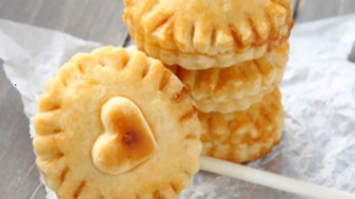 Apple pie pops