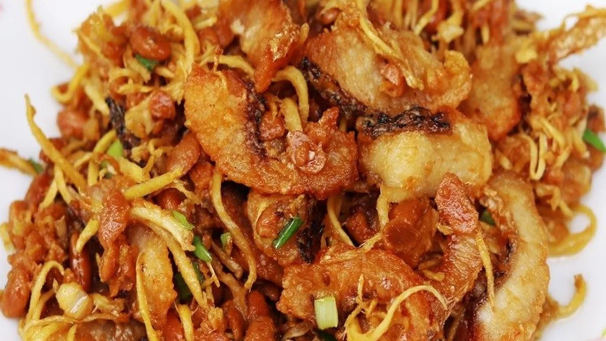 Crispy fried fish with ginger and fermented soybeans (trey chien chuon)