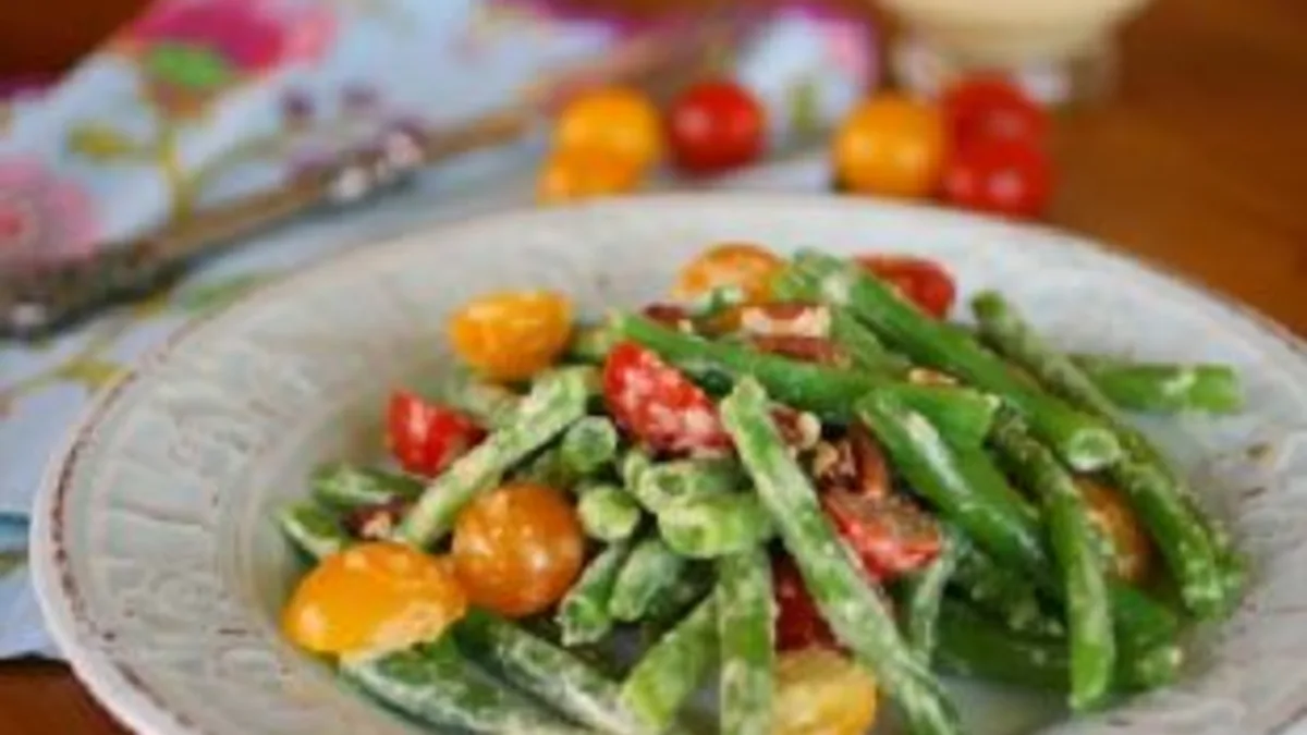 Fresh Green Bean and Tomato Salad with Creamy Garlic Dressing