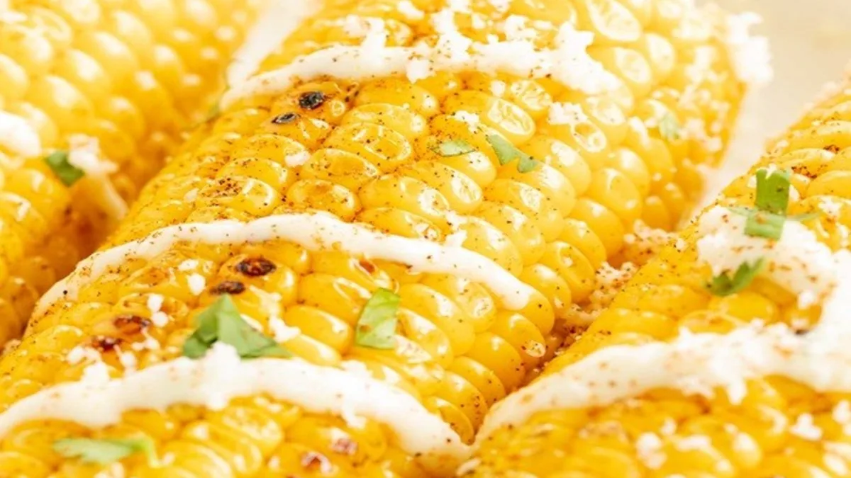 Grilled corn with garlic mayo & grated cheese
