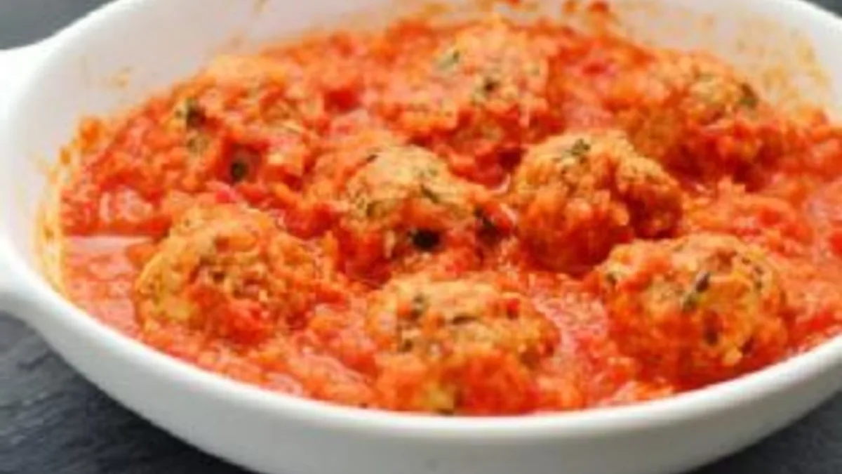 Meatballs with basil and roasted pepper sauce