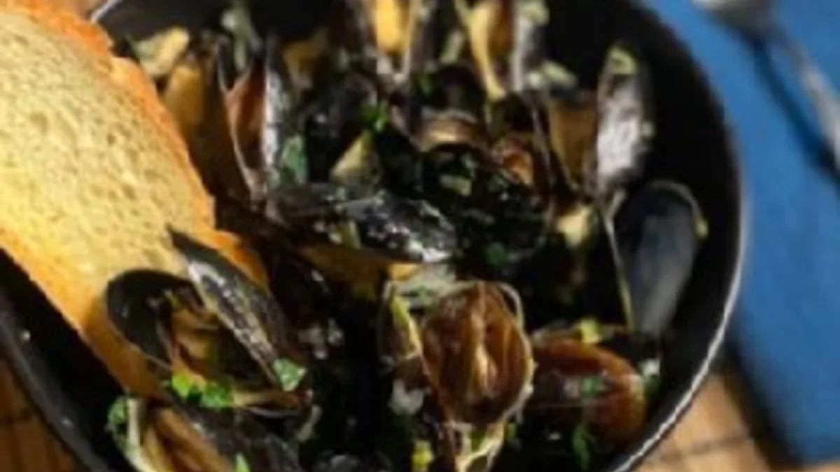Moules Marinière (Mussels with Garlic and Parsley)