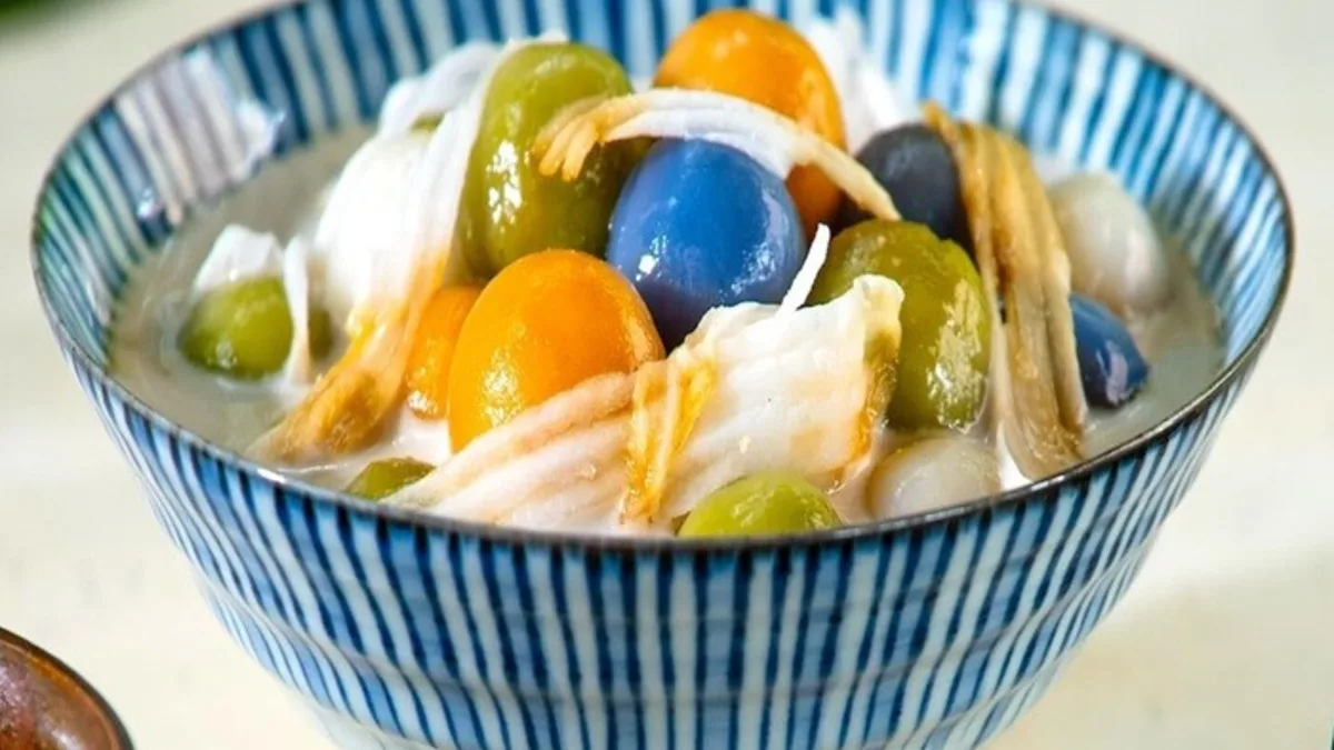 Num E (Sticky Rice Balls in Sugar Syrup and Coconut Cream)