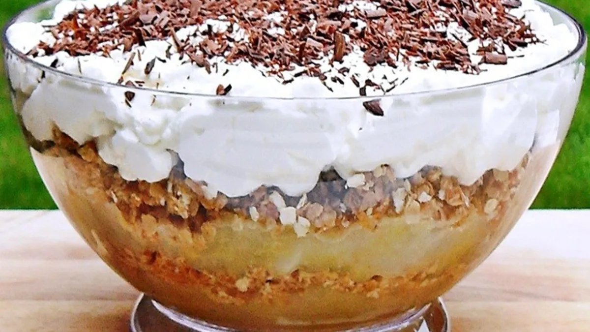 Old-fashioned Danish Apple Trifle