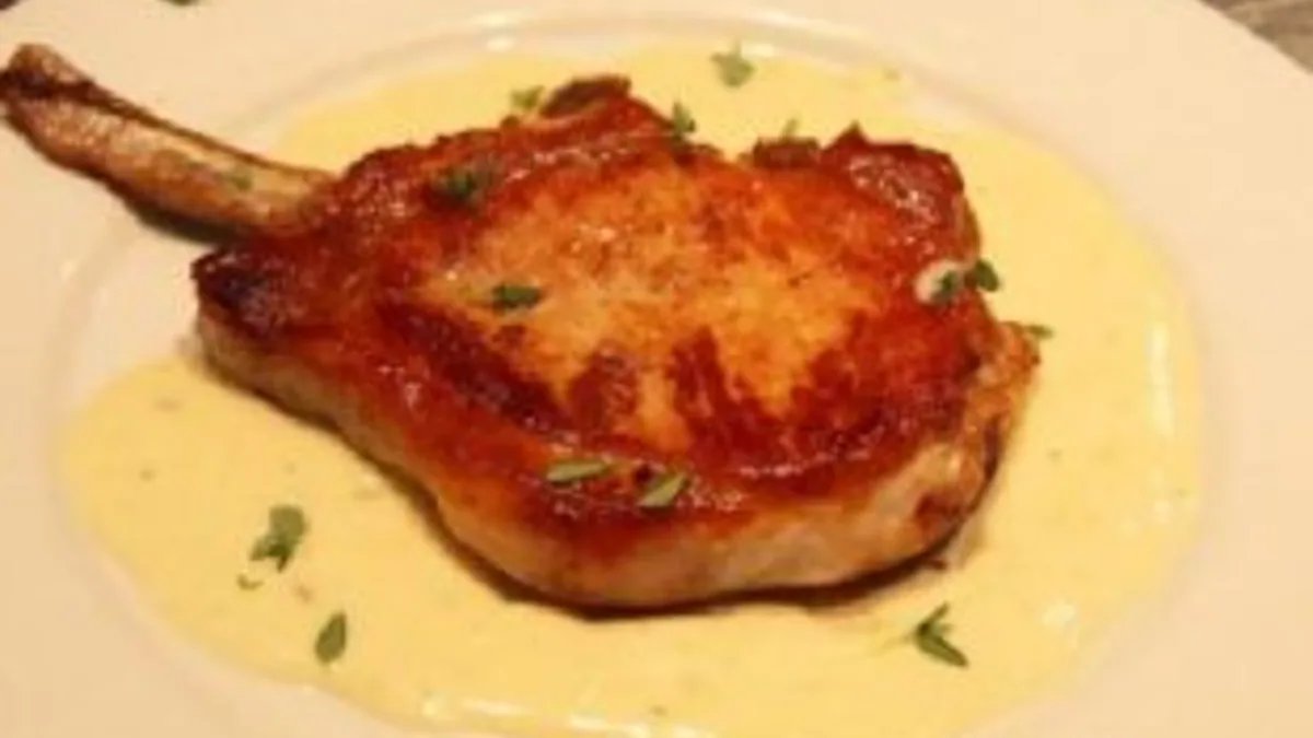 Pork Chops with Garlic Cream