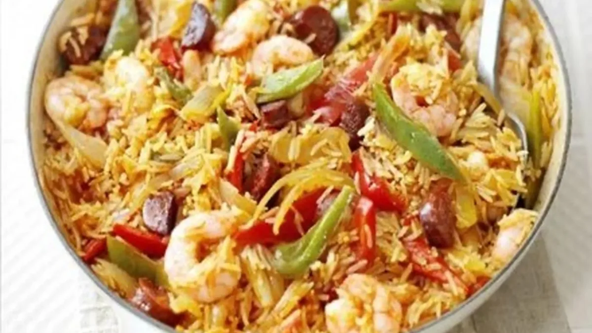 Spanish rice & prawn one-pot