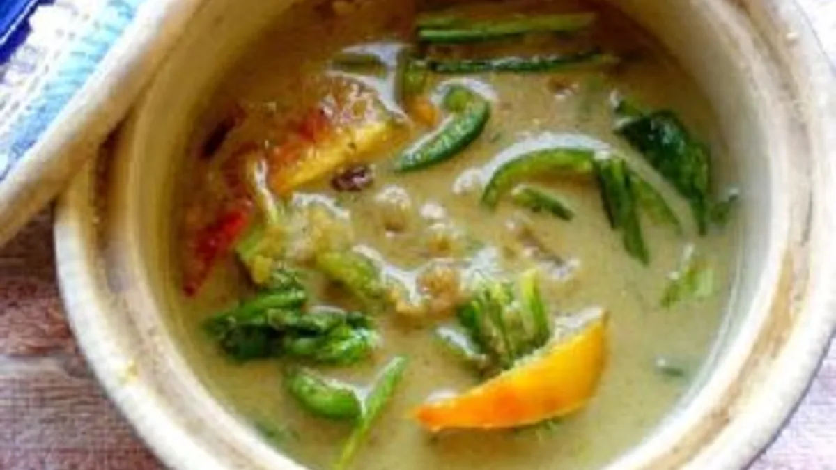 Spicy Coconut Curry With Peppers, Pak Choi and Tomatoes